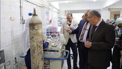 محافظ المنيا يتفقد مستشفى مصر الحرة عقب وقوع خلل في أحد محابس شبكة الغاز