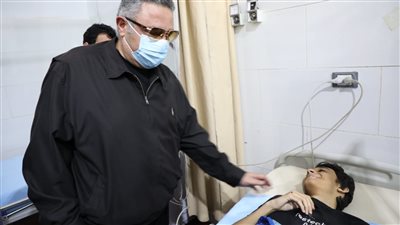 محافظ البحر الأحمر يزور مصابي حادث أتوبيس رأس غارب بالمستشفى | صور