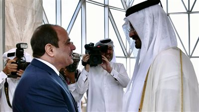 لحضور حفل افتتاح كأس العالم.. نائب أمير قطر يستقبل الرئيس السيسي بمطار الدوحة | صور وفيديو