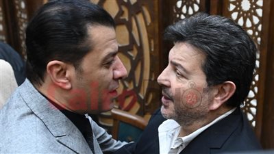 بالأحضان والقُبلات.. أول لقاء يجمع هاني شاكر ومصطفى كامل في عزاء الموسيقار محمد سلطان