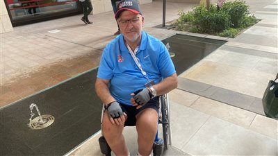 لم تمنعه حالته الصحية من حضور المونديال.. مشجع كندي جالسًا على كرسيه المتحرك: كنت أرغب في رؤية محمد صلاح