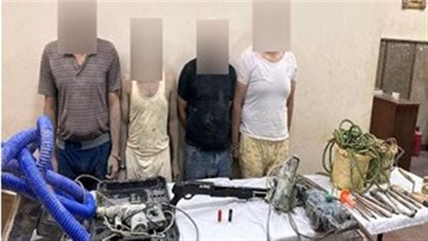 المتهمين وأدوات الحفر