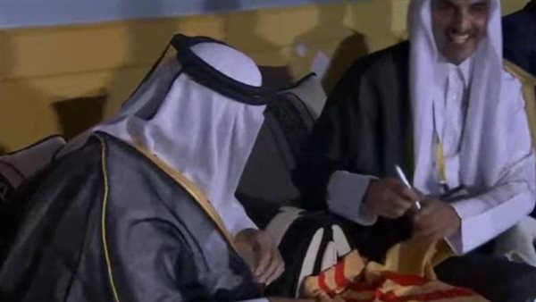 أمير قطر يوقع على