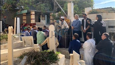 المئات يشيعون جثمان الفنان الراحل محمد الفطايري ببورسعيد | صور وفيديو