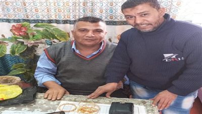 العامل الأمين.. عثر على حقيبة بها 4 غوايش ذهب وأعادها لصاحبها بسوهاج: اللقمة الحلال ليها طعم تاني | صور