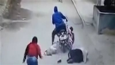 إصابة عجوز حاول سارق خطف الشنطة من يدها ببورسعيد