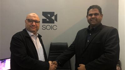 المخرج أحمد إسماعيل يعلن تعيين الأصم الناطق رامز عباس مستشارًا لأكاديمية SOlC للناطقين بلغة الإشارة