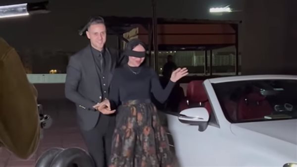 إسلام سعد يفاجئ زوجته