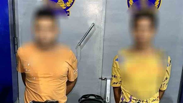 متهما خطف حقائب السيدات