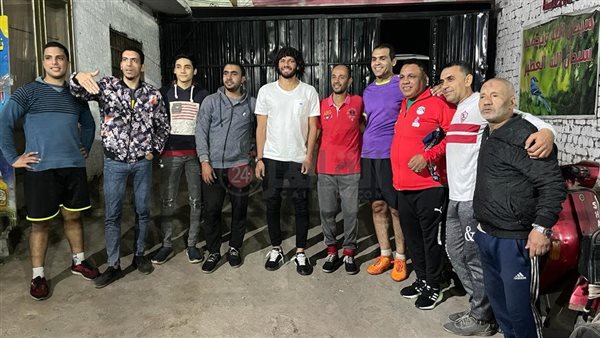 محمد النني يشاهد