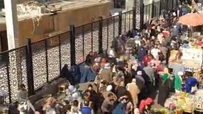 قبل ساعات من حفل الليلة الكبيرة.. زحام كبير في محيط مسجد الإمام الحسين | بث مباشر 