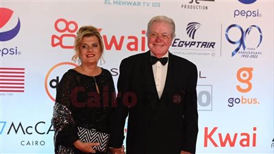 حسين فهمي وبوسي شلبي أول الحاضرين على ريد كاربت ختام مهرجان القاهرة السينمائي | صور