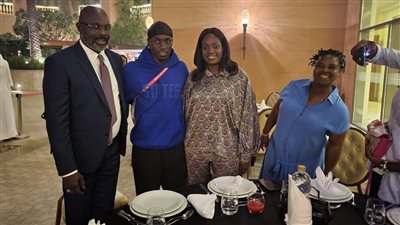 جورج وايا يحتفل بابنه تيموثي بعد تسجيله في كأس العالم 2022 بشباك ويلز