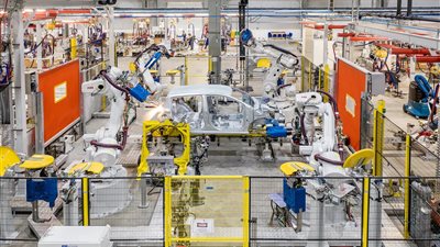 صانعو السيارات يخفضون معدل الإنتاج بنحو 4.4 مليون وحدة هذا العام بسبب نقص الرقائق