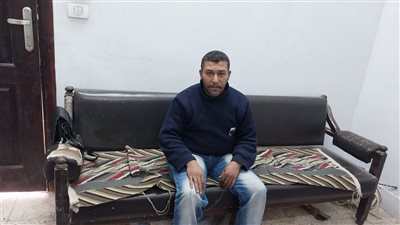 عقب عثوره على حقيبة بها مصوغات ذهبية وتسليمها لصاحبها بسوهاج.. عامل النظافة الأمين: أبويا رباني على الحلال | صور