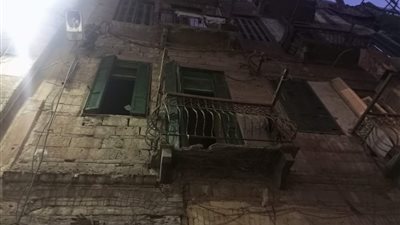كان نائمًا.. تفاصيل مصرع مسن في انهيار أجزاء من عقار بغرب الإسكندرية