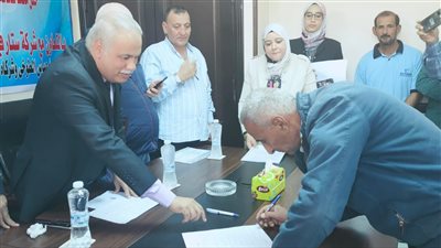 القوى العاملة: تسليم 12 عقد عمل لذوي القدرات الخاصة بالدقهلية