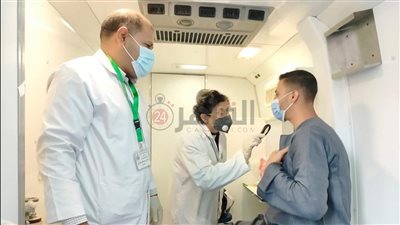 توقيع الكشف الطبي على 1861 حالة خلال قافلة طبية بالمنيا
