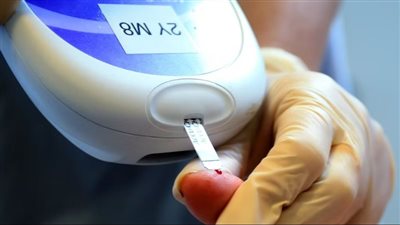 كيف ترتبط زيادة الوزن بارتفاع مستويات السكر في الدم؟.. طبيب يوضح