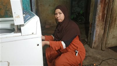 الأسطى إيمان تقتحم مهن الرجال وتتخصص في صيانة الأجهزة المنزلية والكهربائية ببني سويف | فيديو 