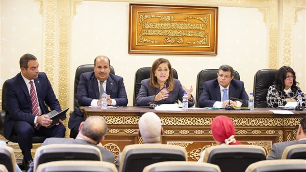  وزيرة التخطيط مع