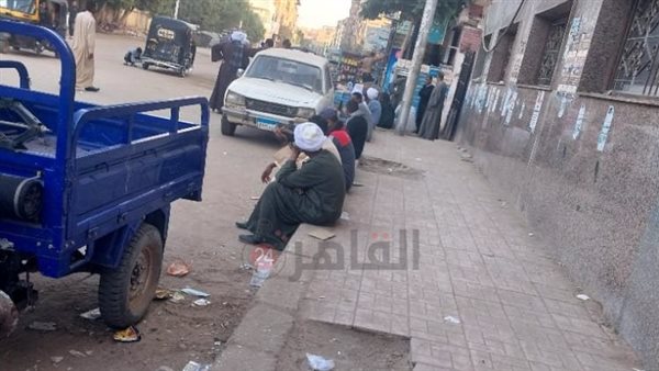 تجمع العشرات أمام