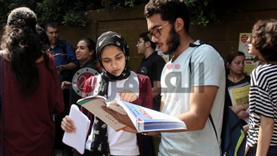 التعليم: طلاب الأول الثانوي يؤدون امتحان مادة اللغة الأجنبية الثانية ورقيًا دون أي شكاوى