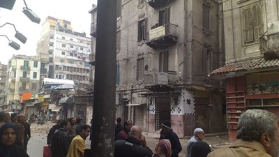 ذعر بين جيران عقار العطارين بعد ميل مفاجئ.. والمحافظة تقطع عنه المرافق (صور)