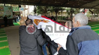 وصول جثمان الفنانة ماجدة لمسجد مصطفى محمود لأداء صلاة الجنازة (صور)