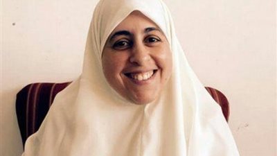 عائشة خيرت الشاطر تؤدي امتحانها الجامعي داخل السجن