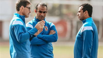 فايلر يعقد محاضرة فنية للاعبين قبل مواجهة المقاولون العرب