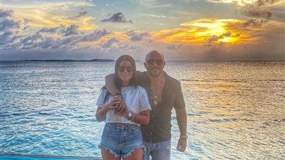 “شيشة في جزر المالديف”.. محمود العسيلي يستكمل شهر العسل وجمهوره يحذره (صور)