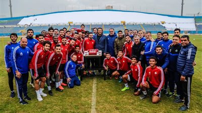 “بيراميدز” يحتفل بدخول عبد الله السعيد نادي المائة (صور)