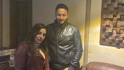 حمادة هلال يفاجئ إلهام عبد البديع بزيارته خلال تسجيل أولى أغانيها (صورة)