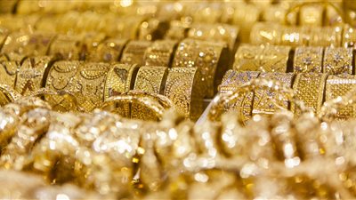 ارتفاع نسبي في أسعار الذهب خلال تعاملات اليوم الأحد بمحلات الصاغة وسوق المال