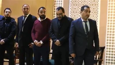 انهيار حسام داغر أثناء تلقيه عزاء والدته بمسجد الشرطة في الشيخ زايد (فيديو)