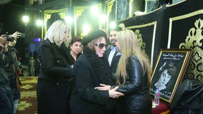 غياب الفنانين الشباب.. انتهاء عزاء ماجدة الصباحي بحضور نجوم الزمن الجميل (صور)