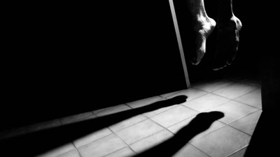 انتحار طالب شنقًا داخل منزله بالمنيا بعد رفض والده سفره إلى ليبيا