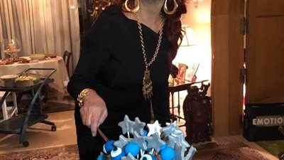 نبيلة عبيد تحتفل بعيد ميلادها الـ74 بـ”تورتة خرز أزرق” (صور)