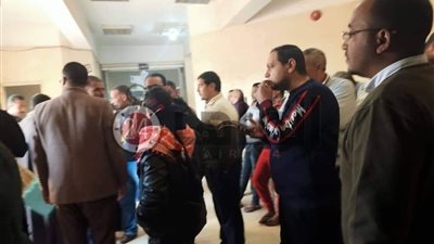 أطباء أبو تشت المركزي ينظمون وقفة احتجاجية رفضًا لقرار إقالة مدير المستشفى (صورة)