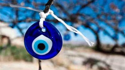 داعية إسلامي: “تعليق الخرزة الزرقاء شرك بالله” (فيديو)