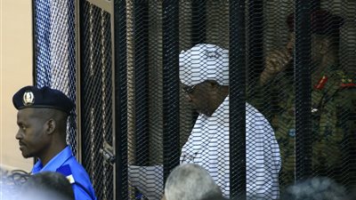 عاجل.. نقل الرئيس السوداني المخلوع عمر البشير إلى المستشفى