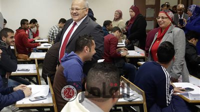 رئيس جامعة القاهرة: صرف 500 جنيه للعاملين بعد أدائهم في نجاح امتحانات الترم الأول