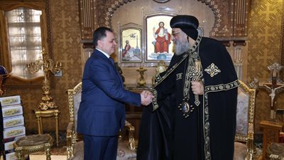 البابا تواضروس يهنئ وزير الداخلية بعيد الشرطة: “يومًا للبطولة والفداء”