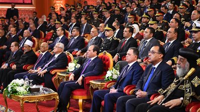 تكريم وعناق أطفال وإكليل زهور.. مشاهد من احتفال الرئيس السيسي بعيد الشرطة