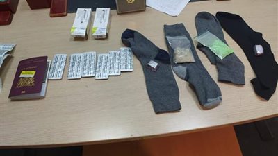 إحباط محاولة تهريب مخدرات متنوعة داخل “شرابات” بمطار القاهرة (صور)