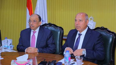 وزيرا النقل والتنمية المحلية يعتمدان مخطط رصف الطرق الداخلية بـ 11 محافظة بتكلفة 2 مليار جنيه