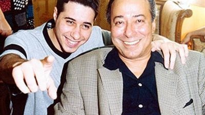 بنظارة شبابية صفراء.. ظهور نادر للفنان الكبير صلاح السعدني برفقة نجله (صورة)