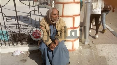 “ضربني وطردني عشان مراته مش متحملاني”.. قصص عقوق الأبناء لوالديهم (معايشة)