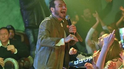 إيهاب توفيق يتجاوز رحيل والده بسهرة غنائية في ملهى ليلي (صورة)